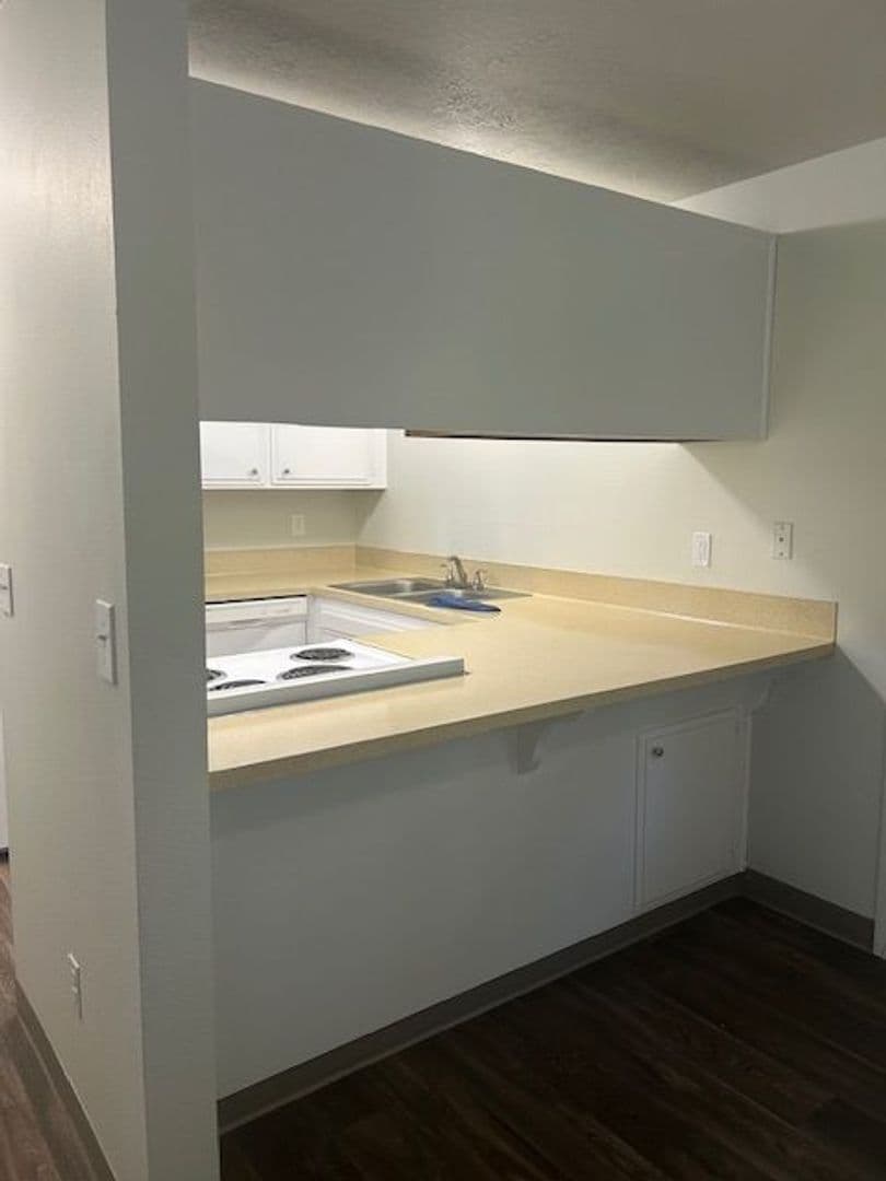 NEWBERG Apartment: 1210 S. COLLEGE ST.