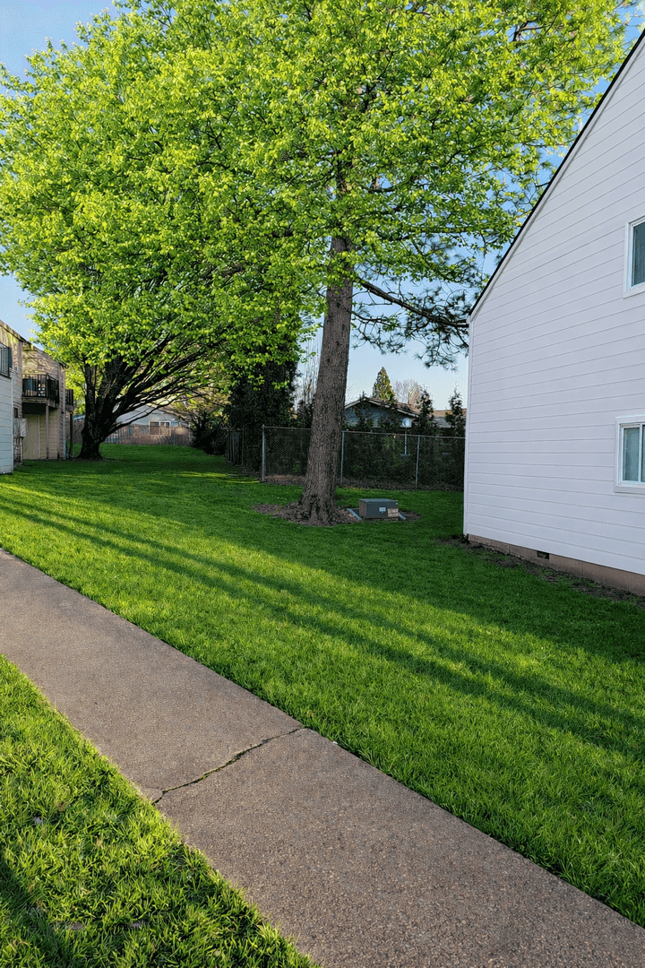 GRESHAM Apartment: 2800 SE 1ST ST