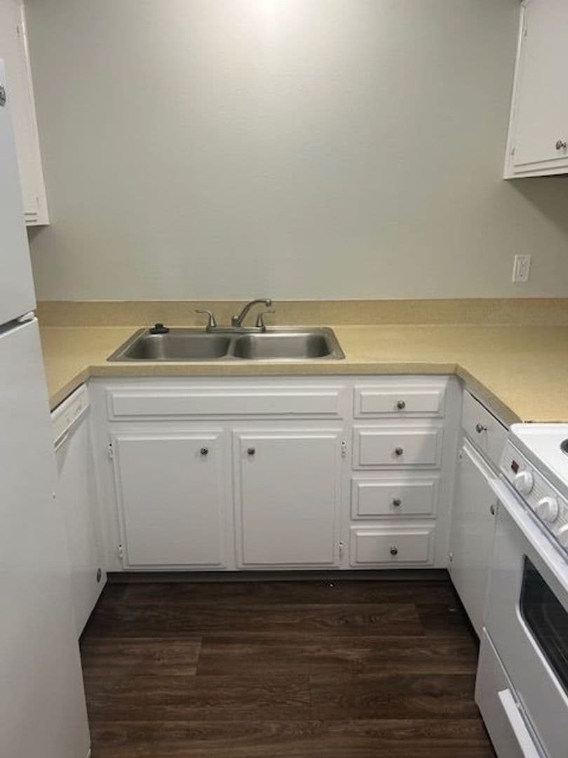 NEWBERG Apartment: 1210 S. COLLEGE ST.