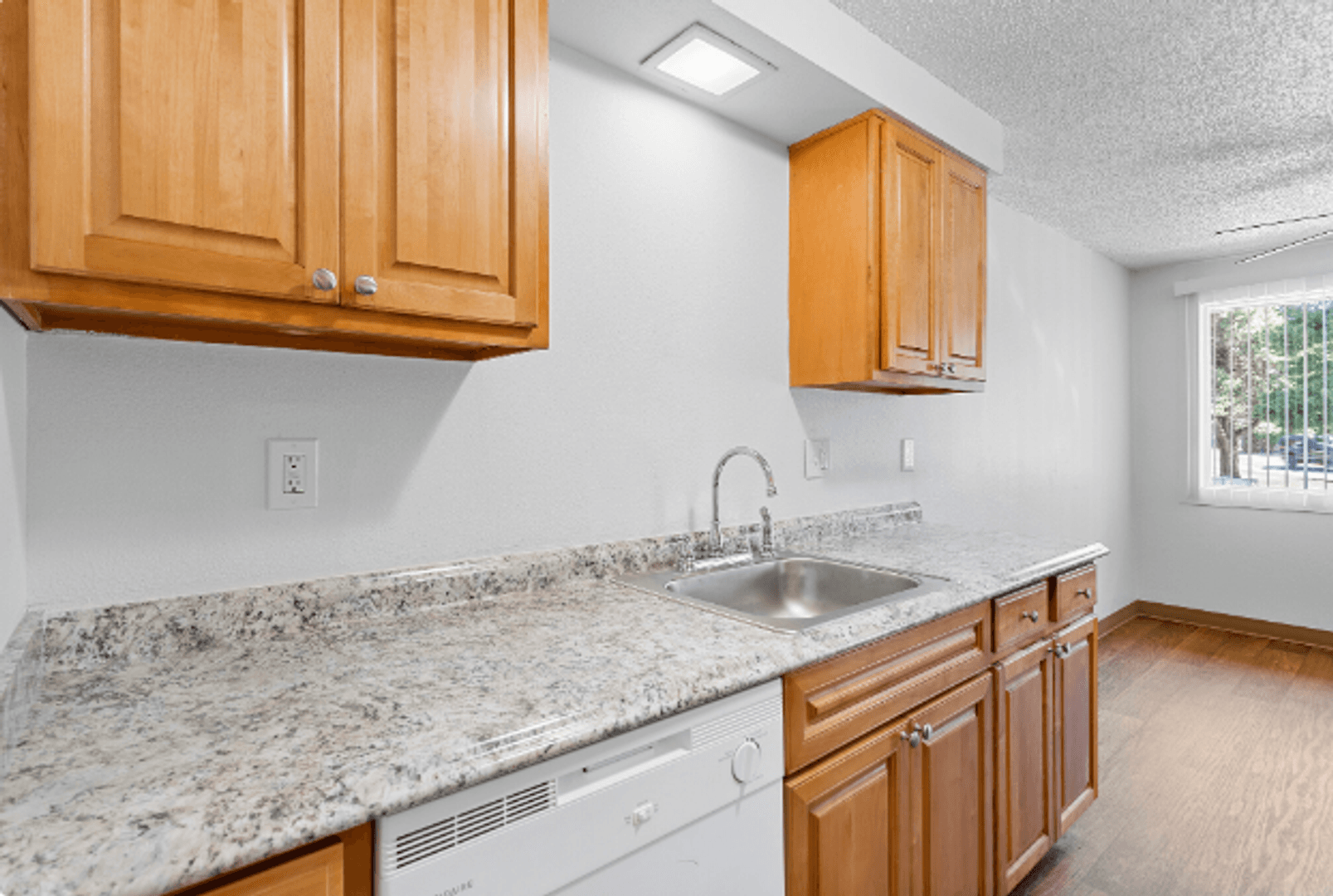 GRESHAM Apartment: 755 SE HOGAN RD
