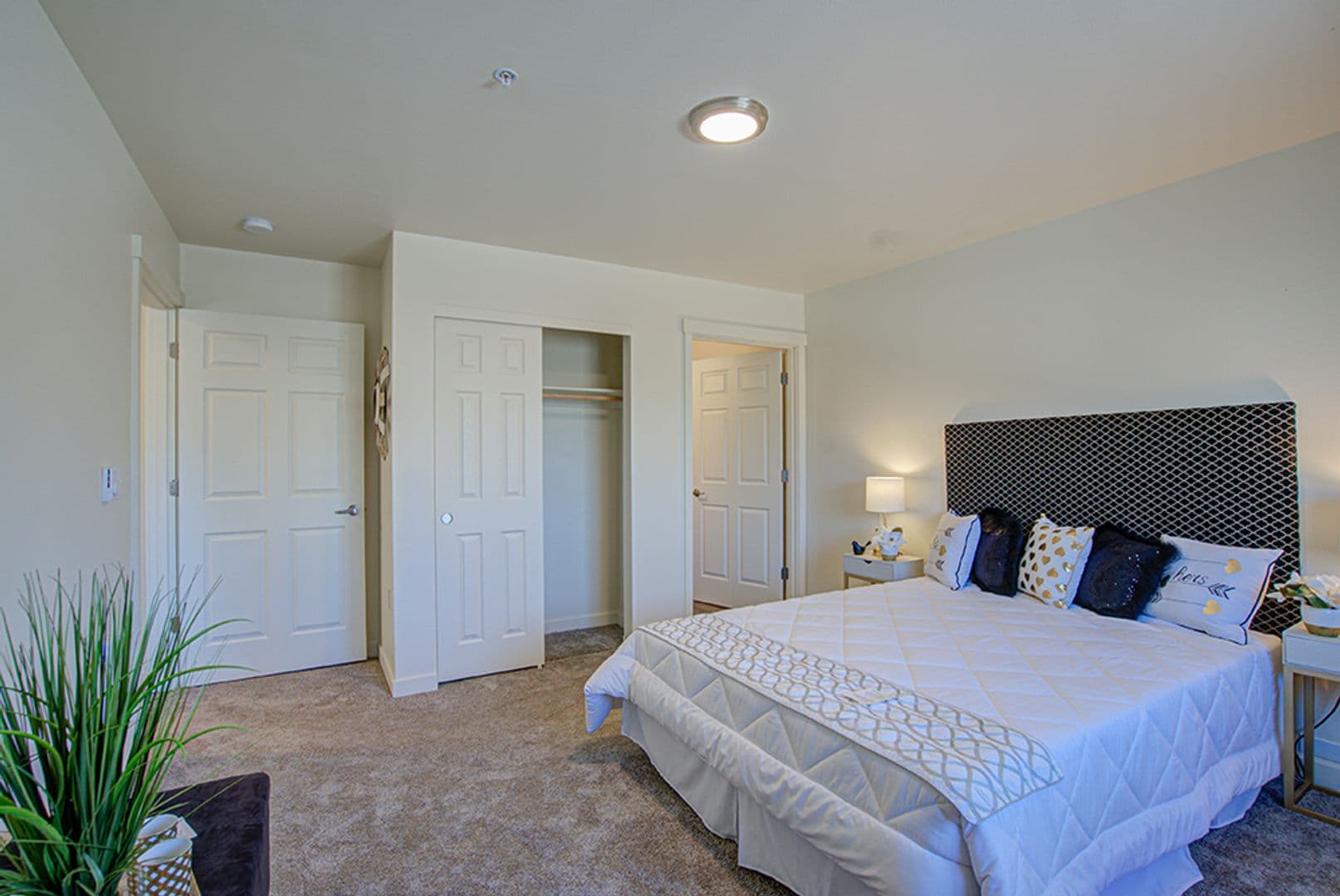 Junction City Apartment: 2282 W 10TH AVE