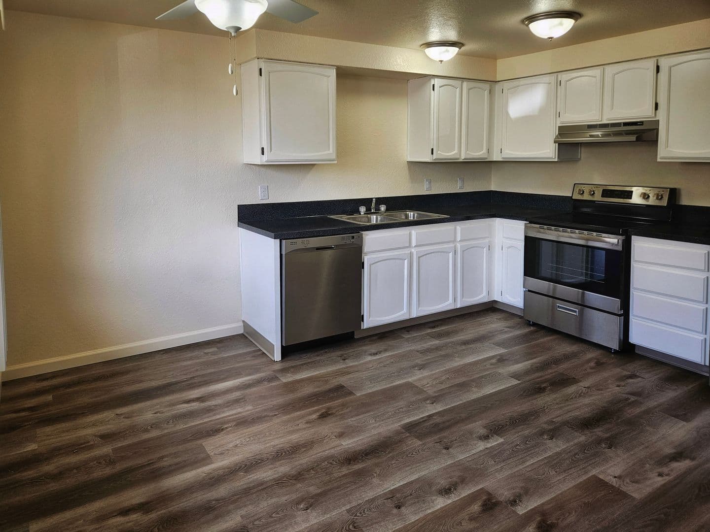 WOODBURN Apartment: 1560 NEWBERG HIGHWAY #1