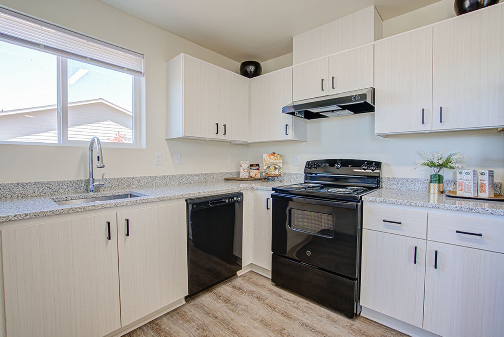 Junction City Apartment: 2282 W 10TH AVE