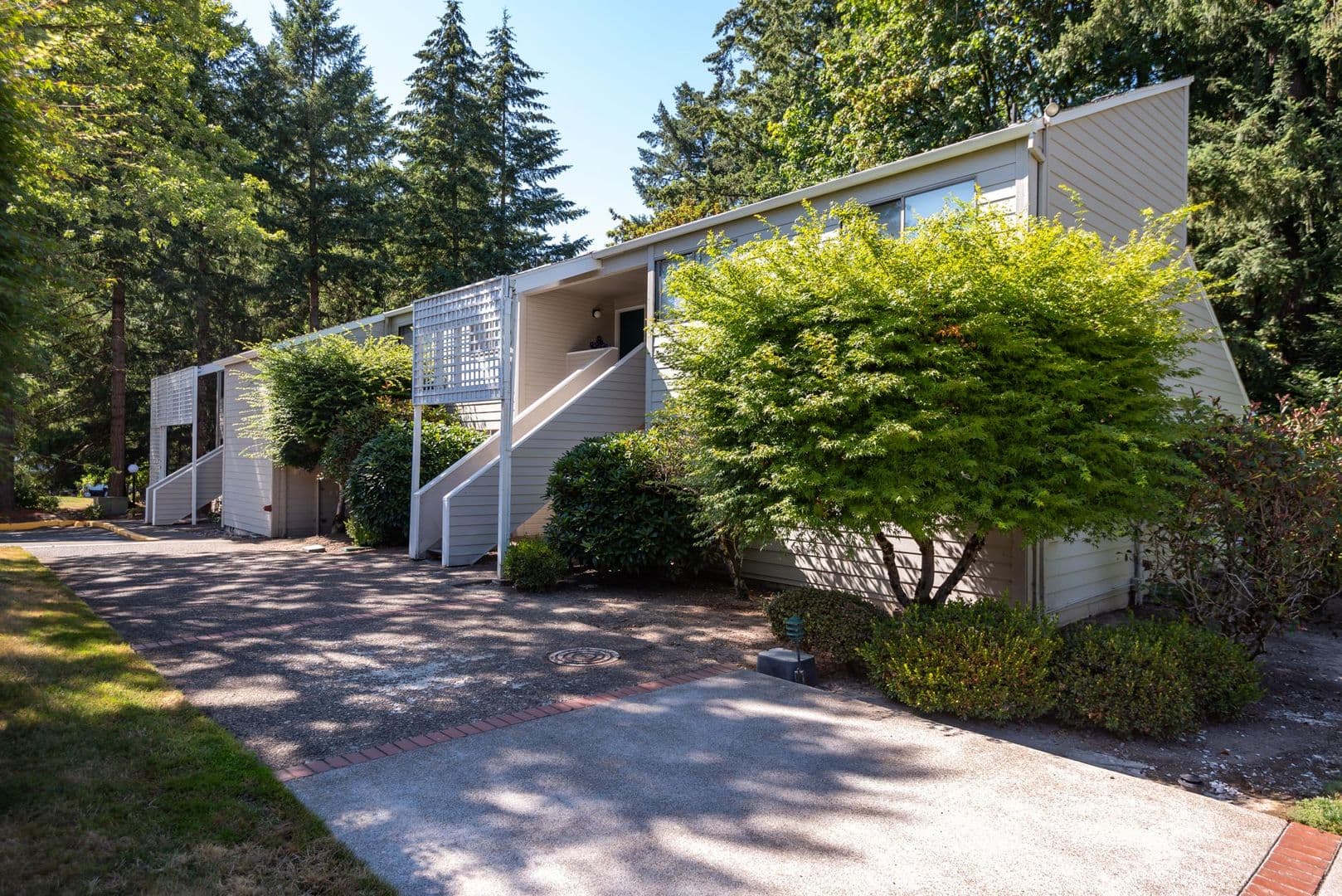 NEWBERG Apartment: 1210 S. COLLEGE ST.