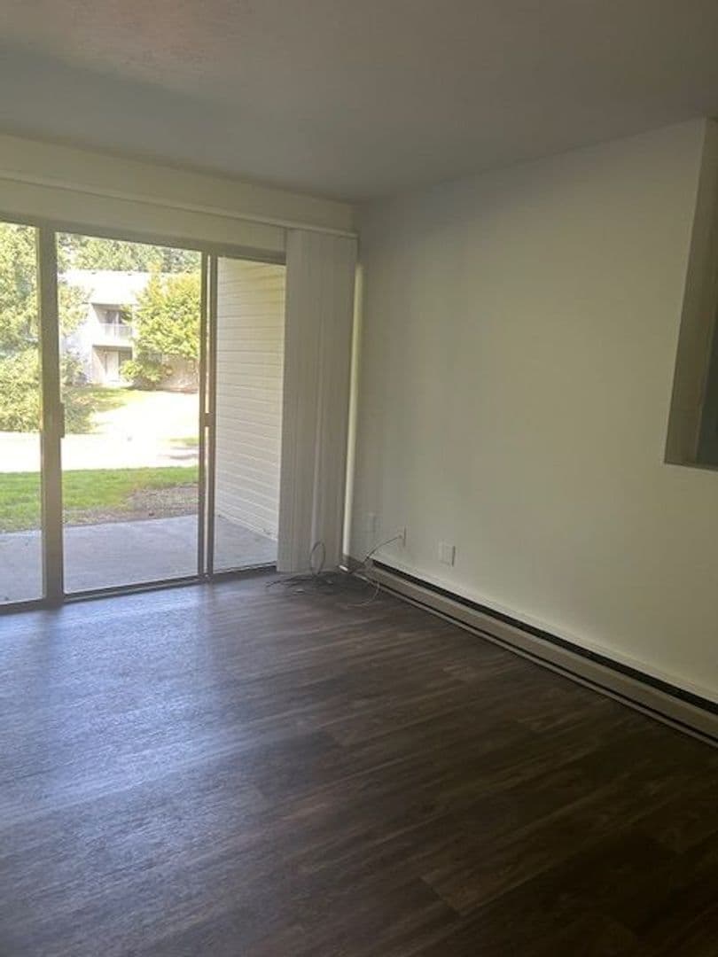 NEWBERG Apartment: 1210 S. COLLEGE ST.