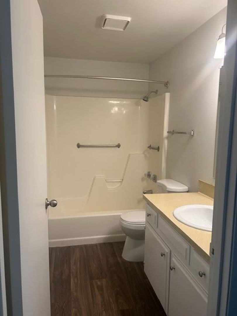 NEWBERG Apartment: 1210 S. COLLEGE ST.