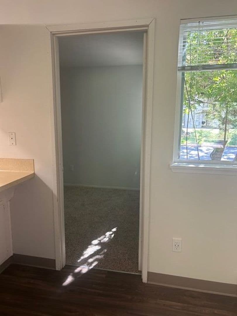 NEWBERG Apartment: 1210 S. COLLEGE ST.
