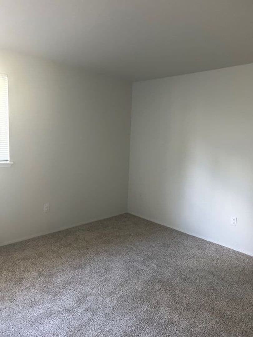 NEWBERG Apartment: 1210 S. COLLEGE ST.