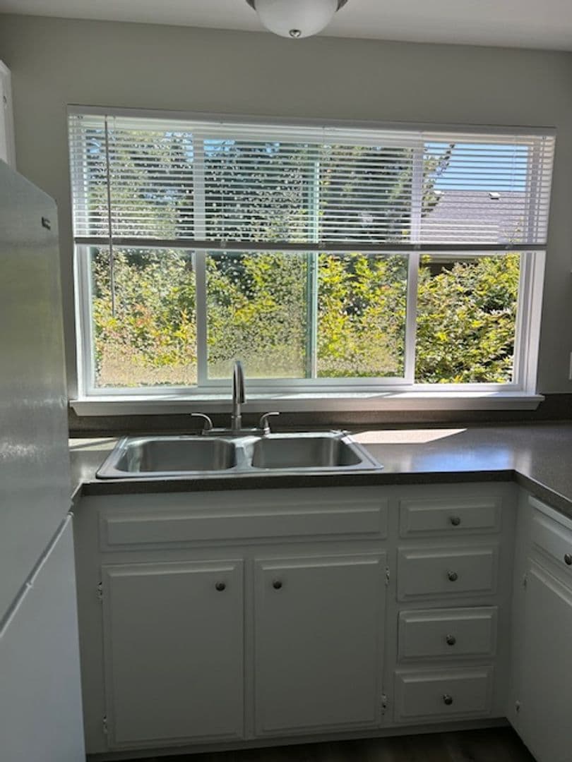 NEWBERG Apartment: 1210 S. COLLEGE ST.