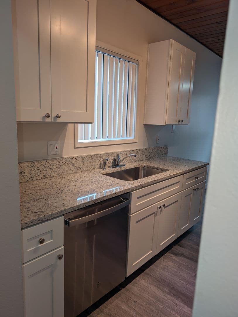 GRESHAM Apartment: 3235 SE 1ST STREET