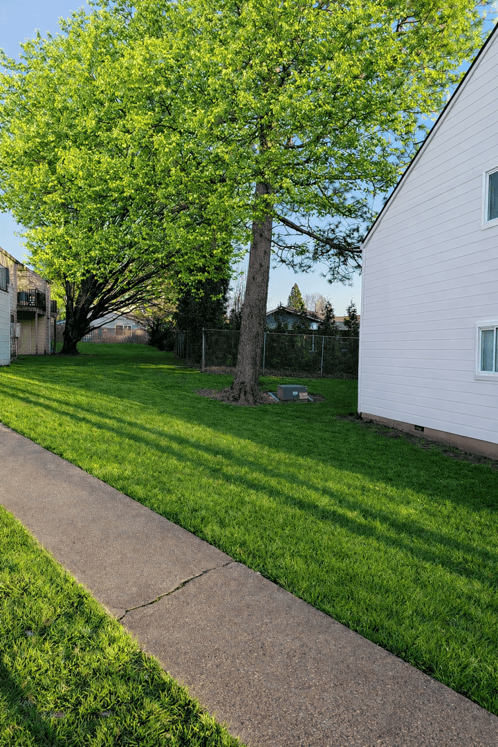 GRESHAM Apartment: 2800 SE 1ST ST