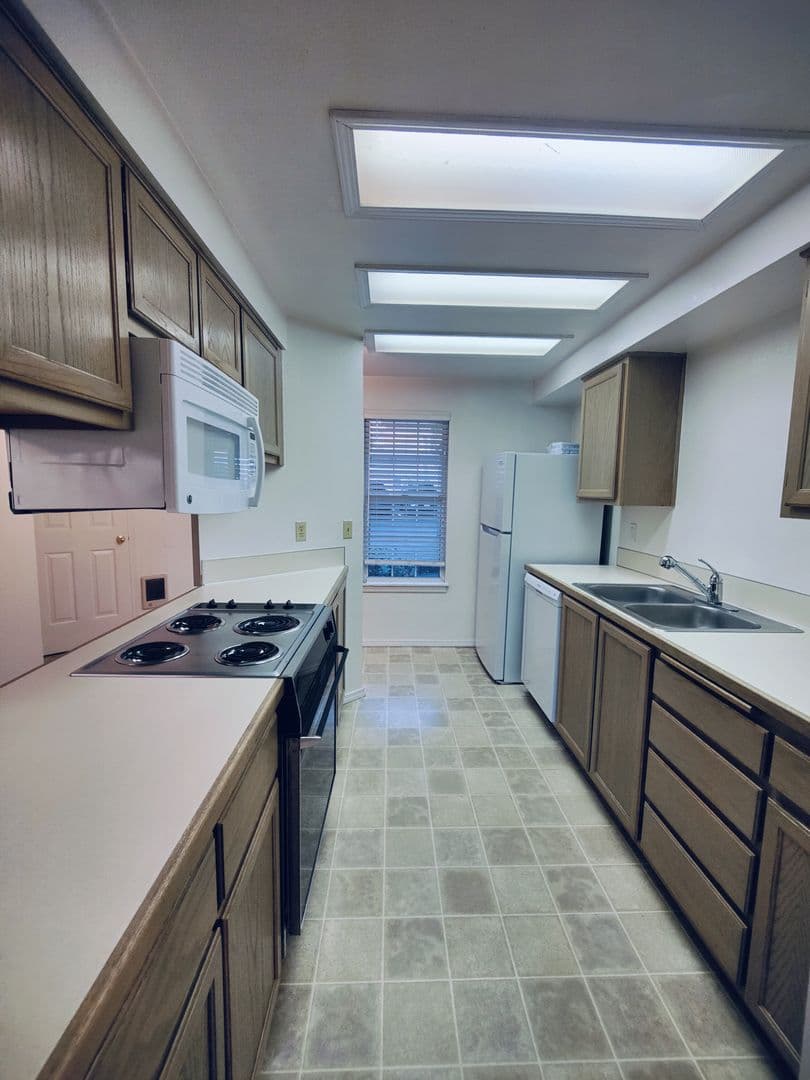 SALEM Townhome: 1109 SCHURMAN RD S.