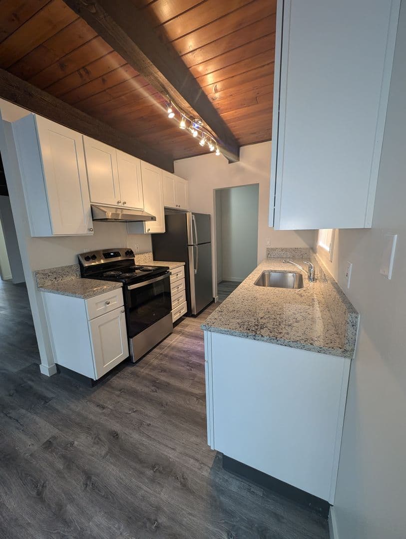 GRESHAM Apartment: 3235 SE 1ST STREET