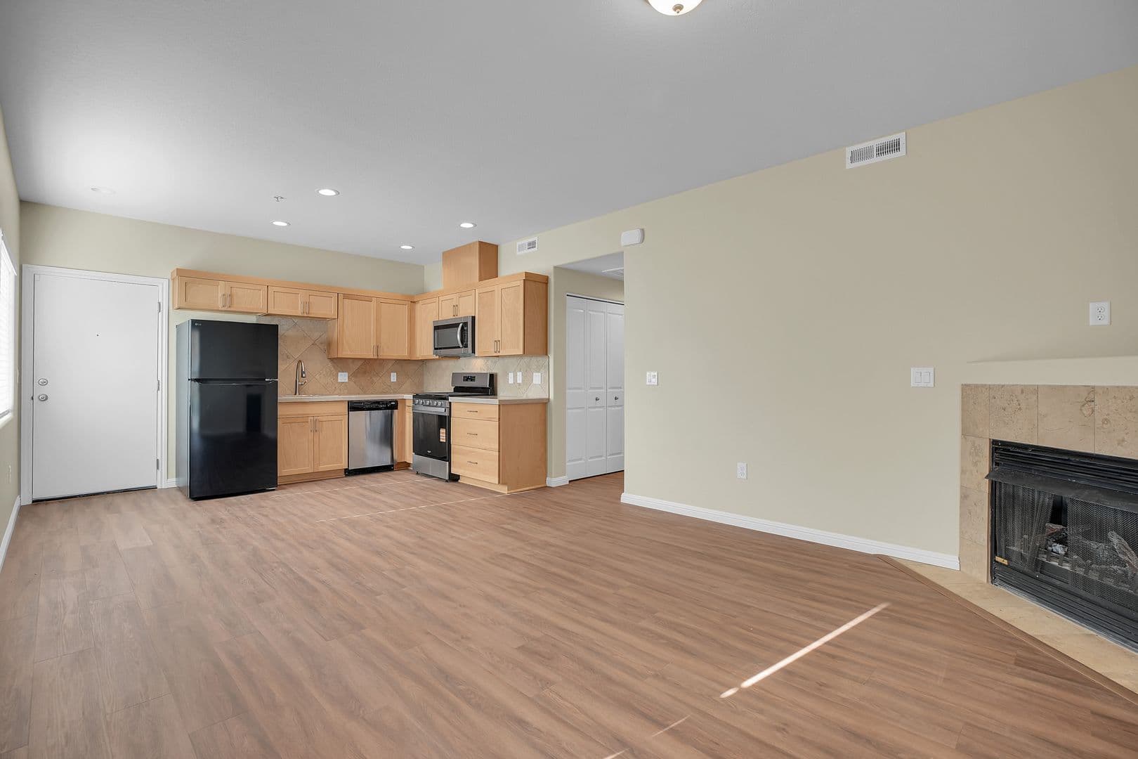 PORTLAND Apartment: 10038 SE DIVISION STREET