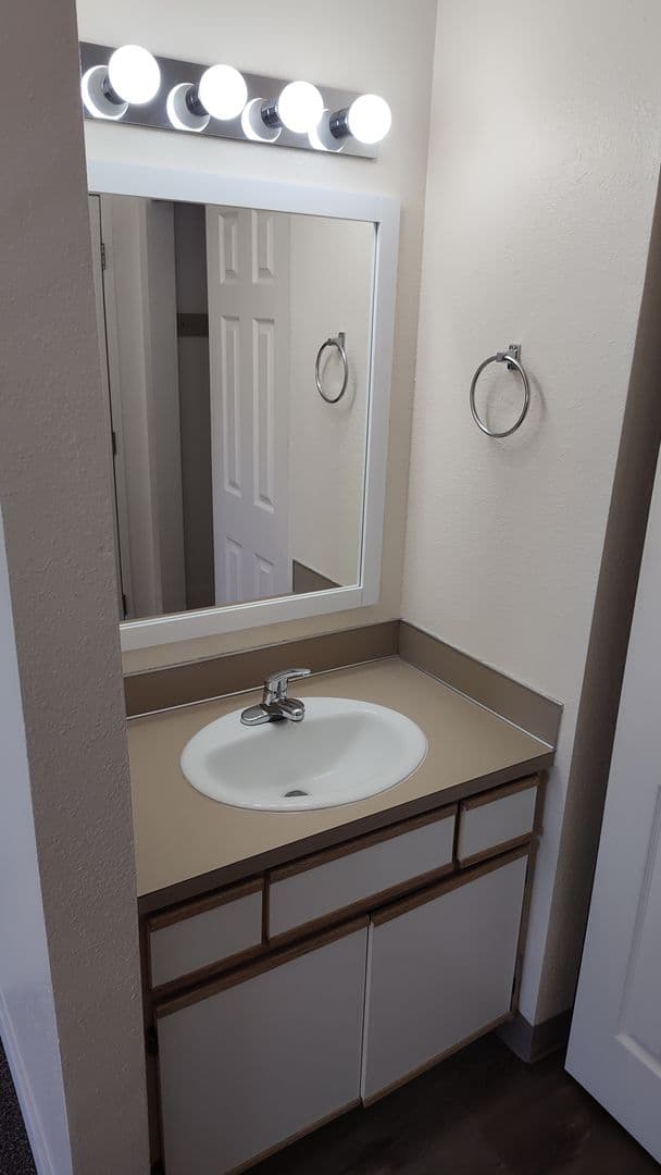 SALEM Apartment: 295 COLT LANE