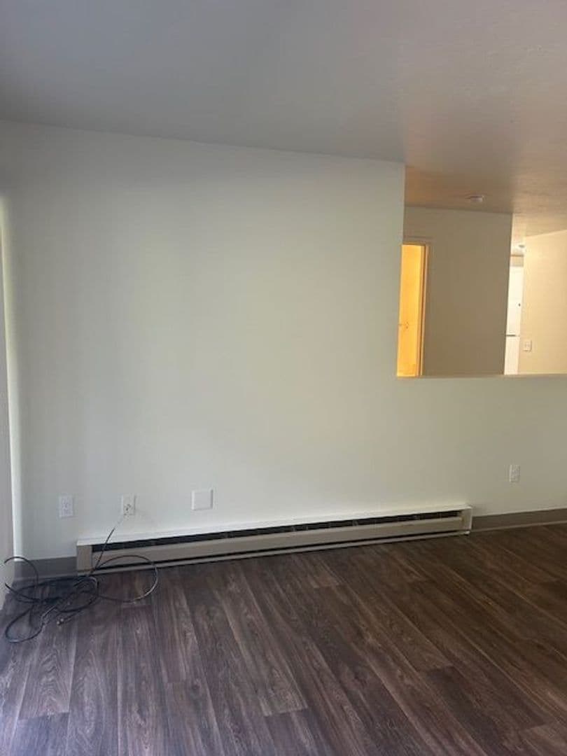 NEWBERG Apartment: 1210 S. COLLEGE ST.