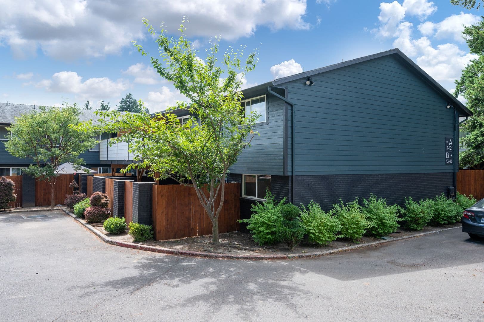 GRESHAM Apartment: 755 SE HOGAN RD
