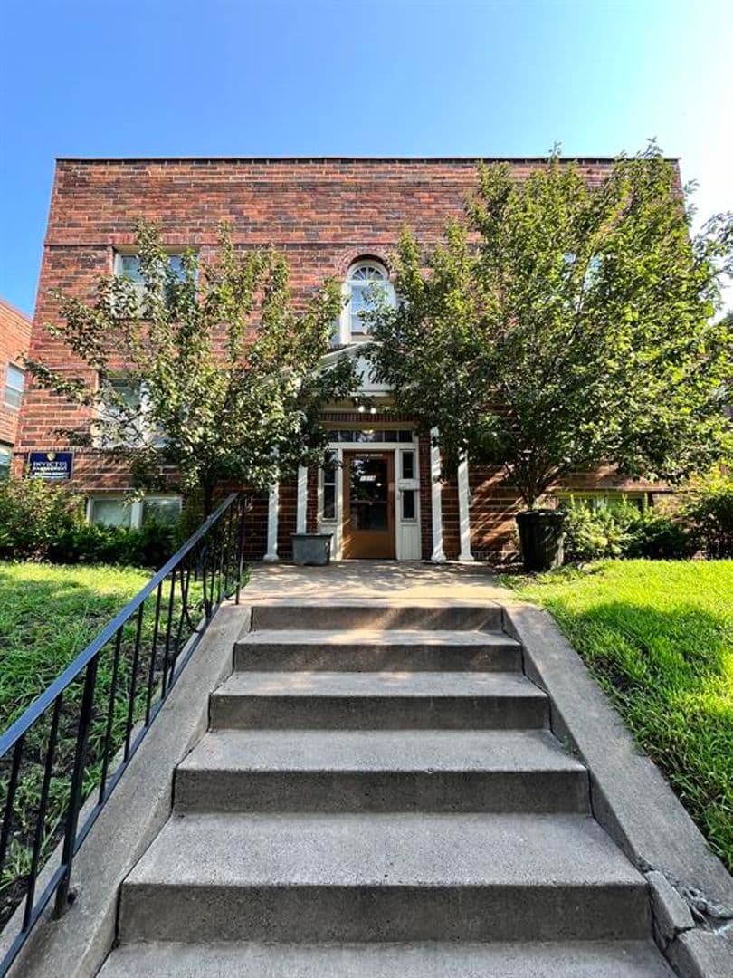 St. Paul Apartment: 1319 Grand Ave