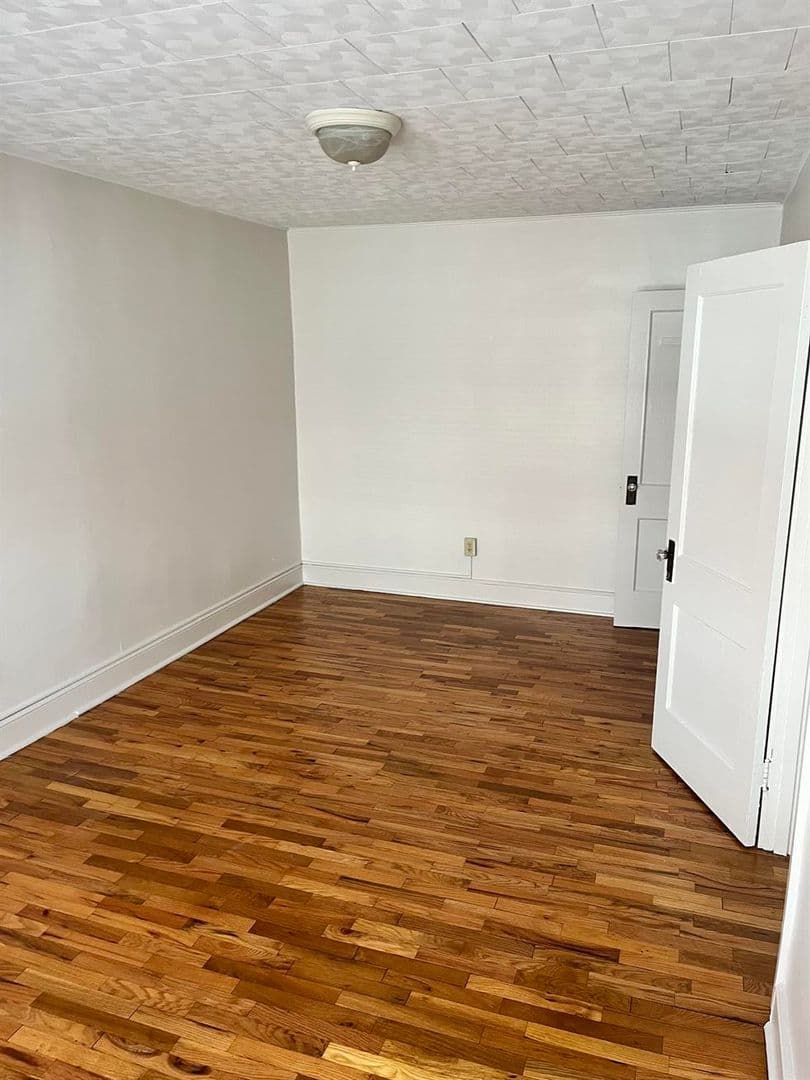 St. Paul Apartment: 1319 Grand Ave