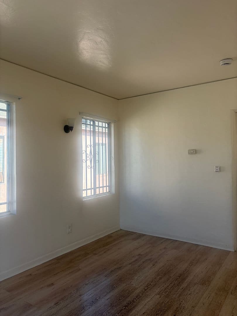 Los Angeles Apartment: 342 W 52nd Place