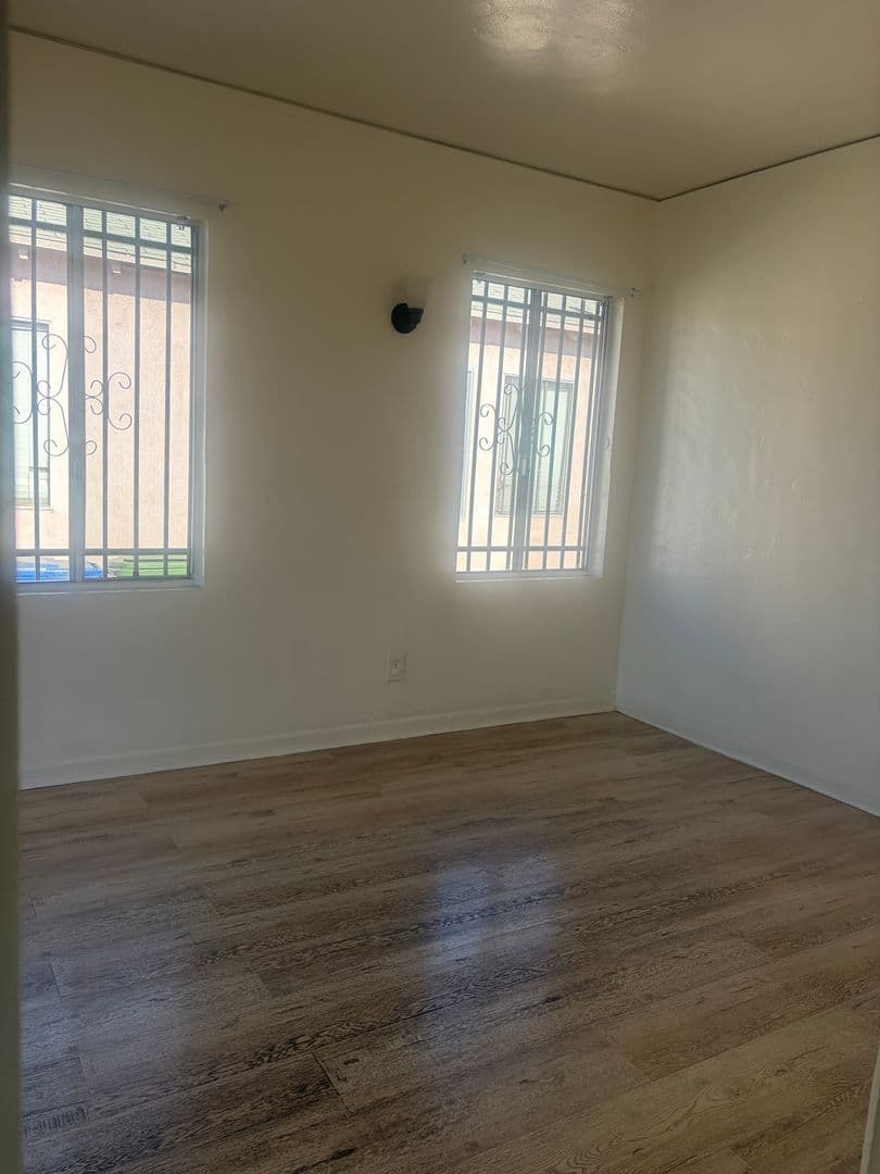 Los Angeles Apartment: 342 W 52nd Place