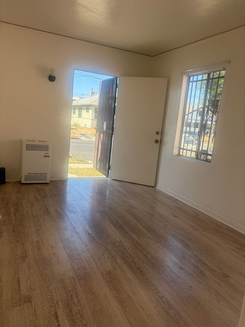 Los Angeles Apartment: 342 W 52nd Place