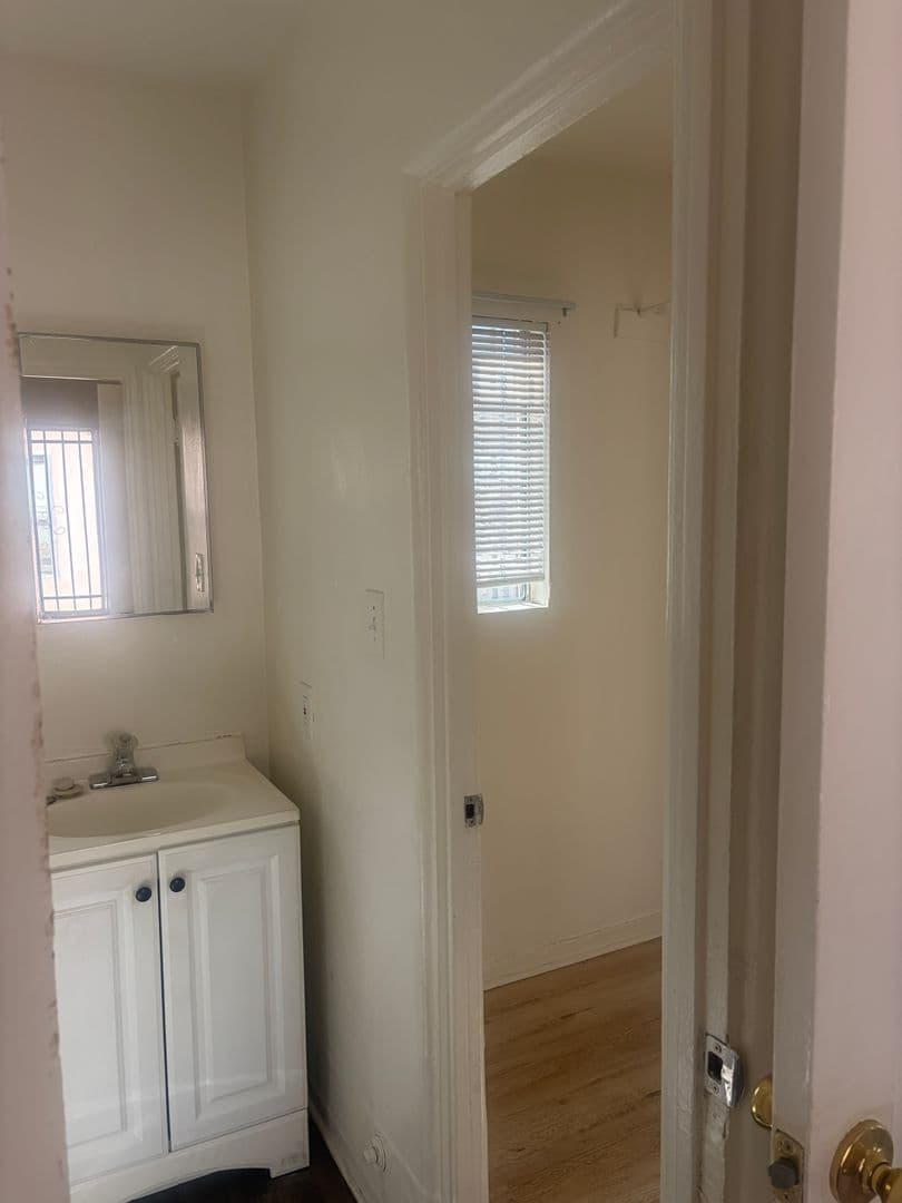 Los Angeles Apartment: 342 W 52nd Place