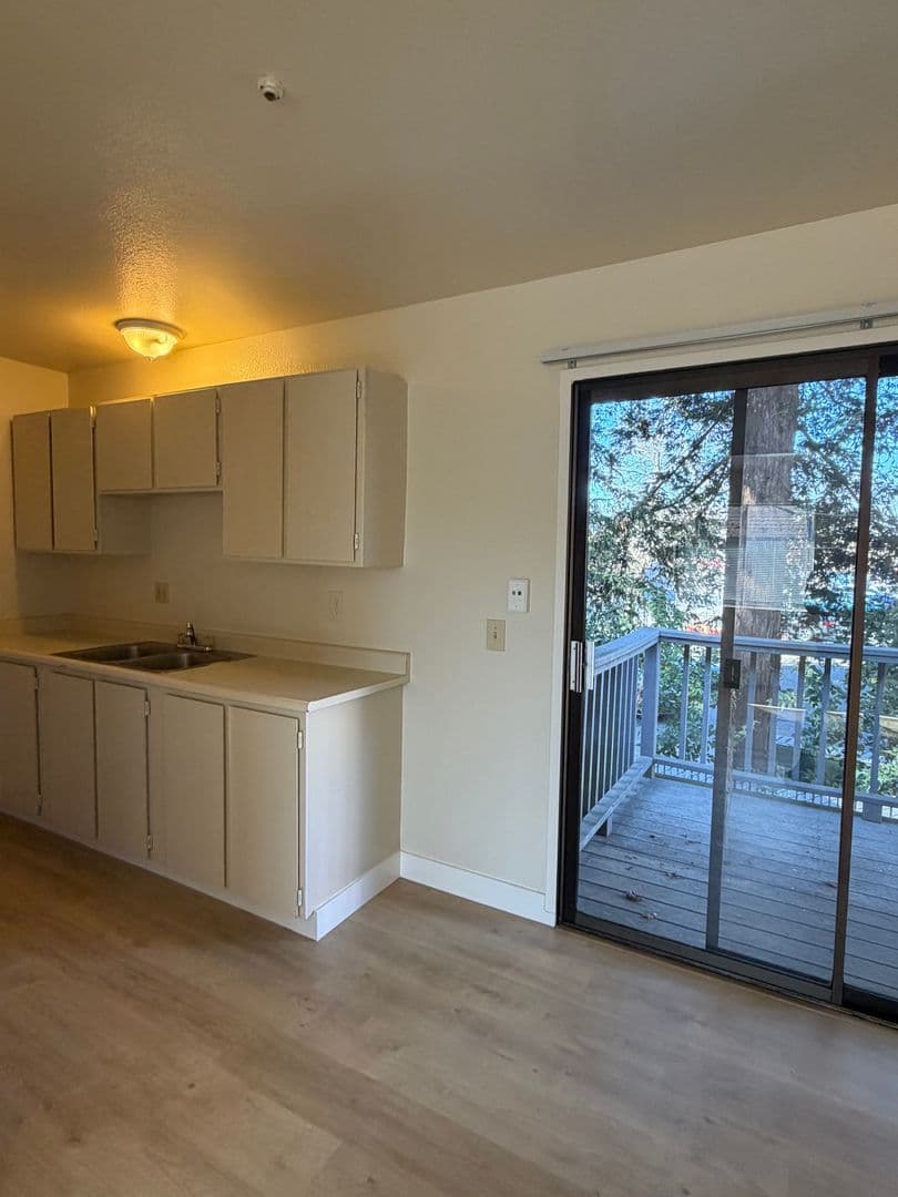 Santa Rosa Apartment: 664 West Ave