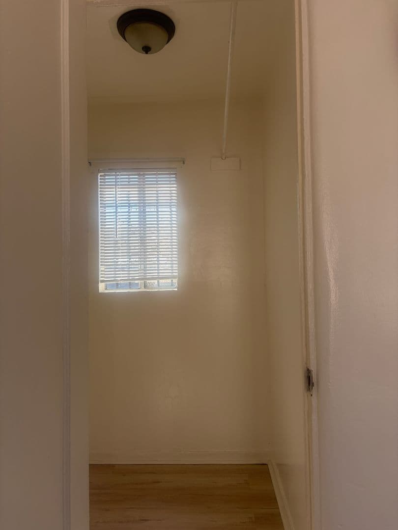 Los Angeles Apartment: 342 W 52nd Place