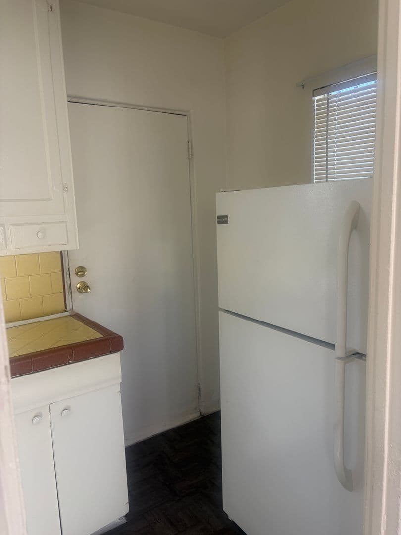 Los Angeles Apartment: 342 W 52nd Place