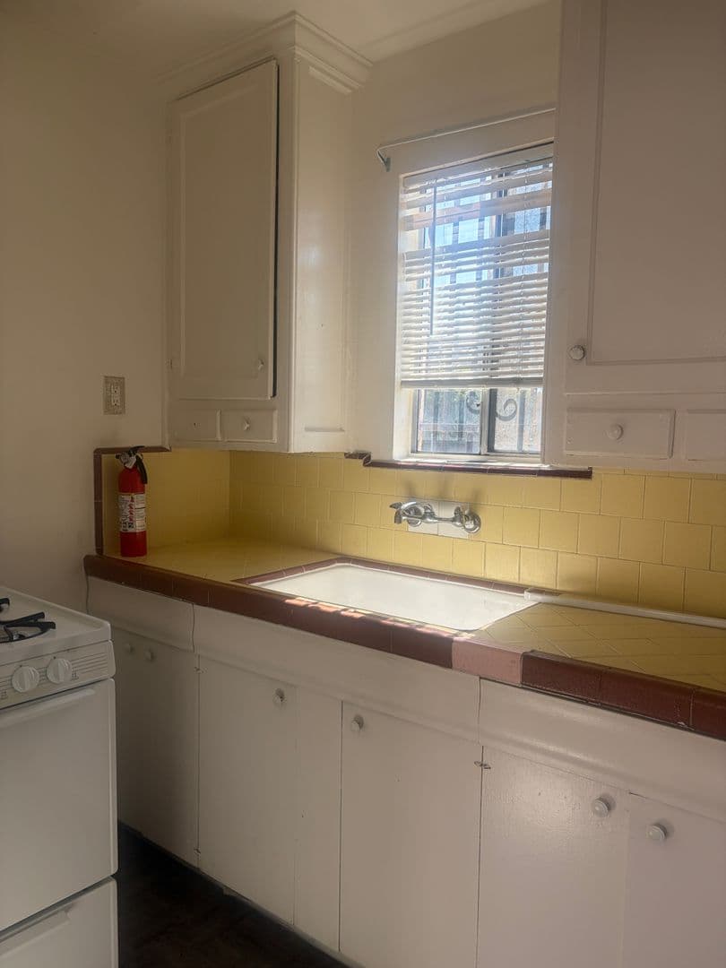 Los Angeles Apartment: 342 W 52nd Place