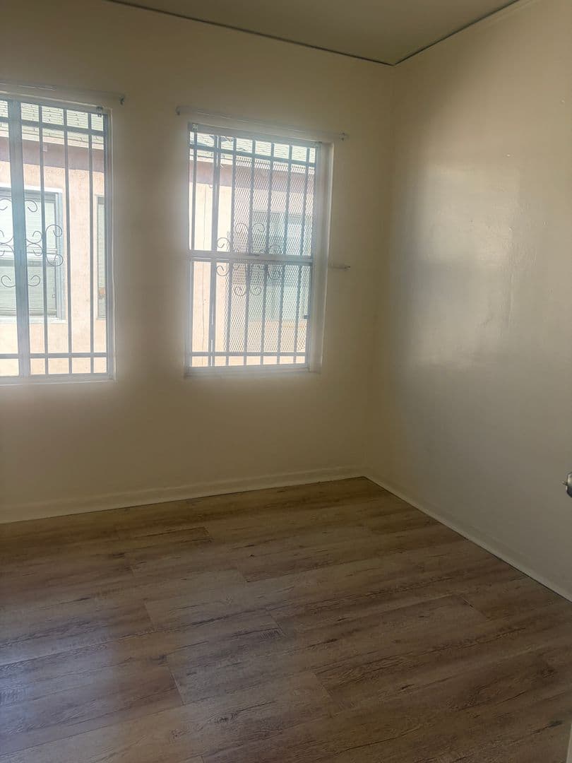 Los Angeles Apartment: 342 W 52nd Place