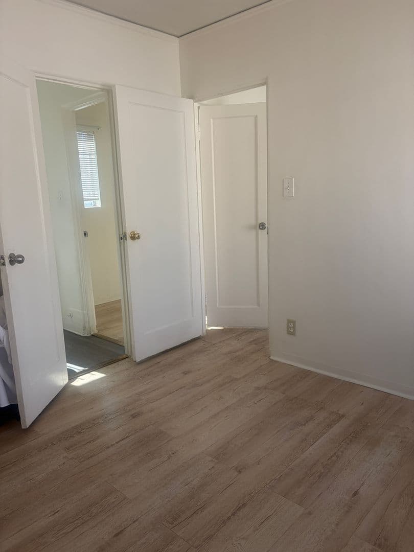 Los Angeles Apartment: 342 W 52nd Place