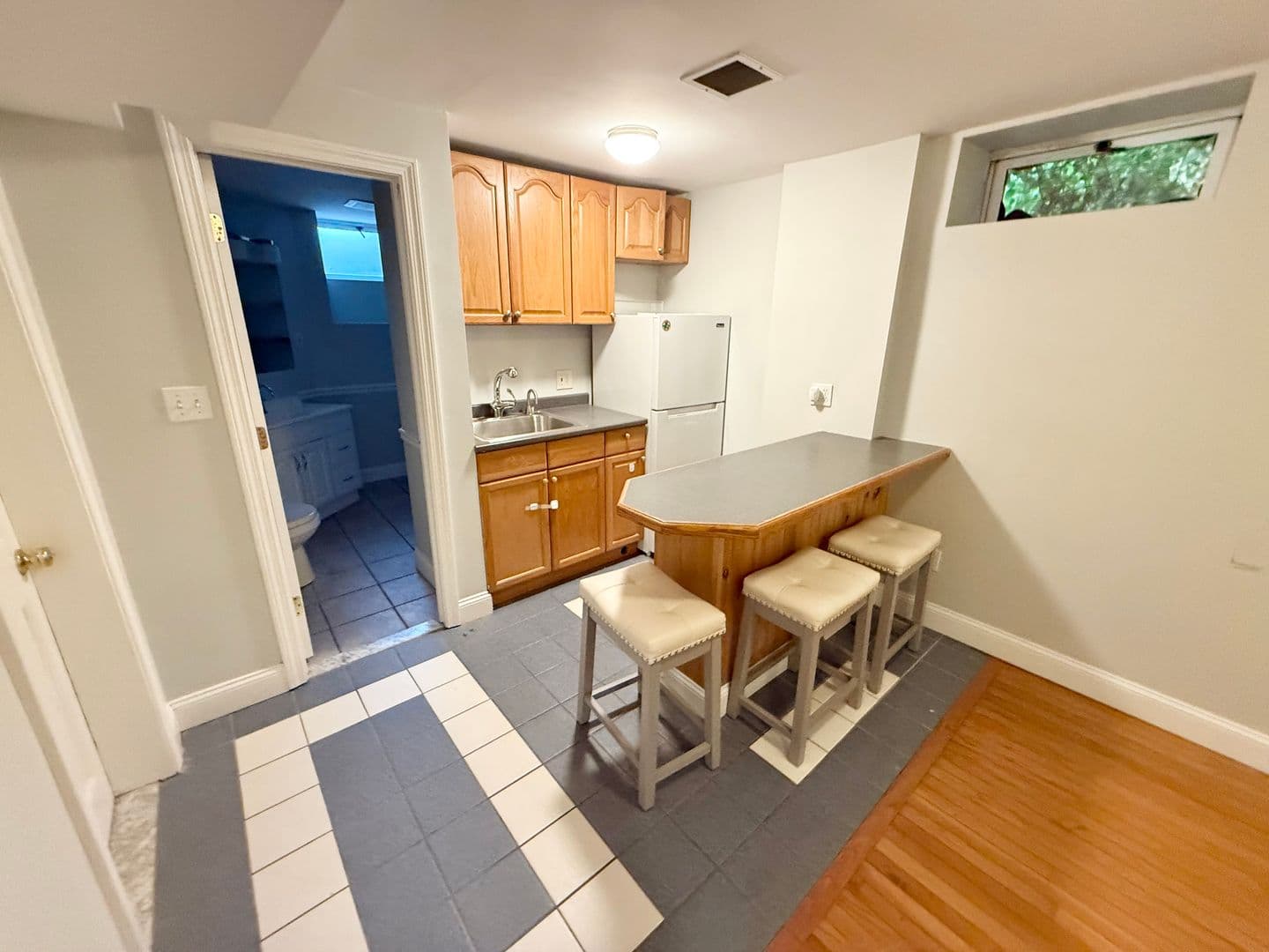 Dorchester Apartment: 18 Salina Rd