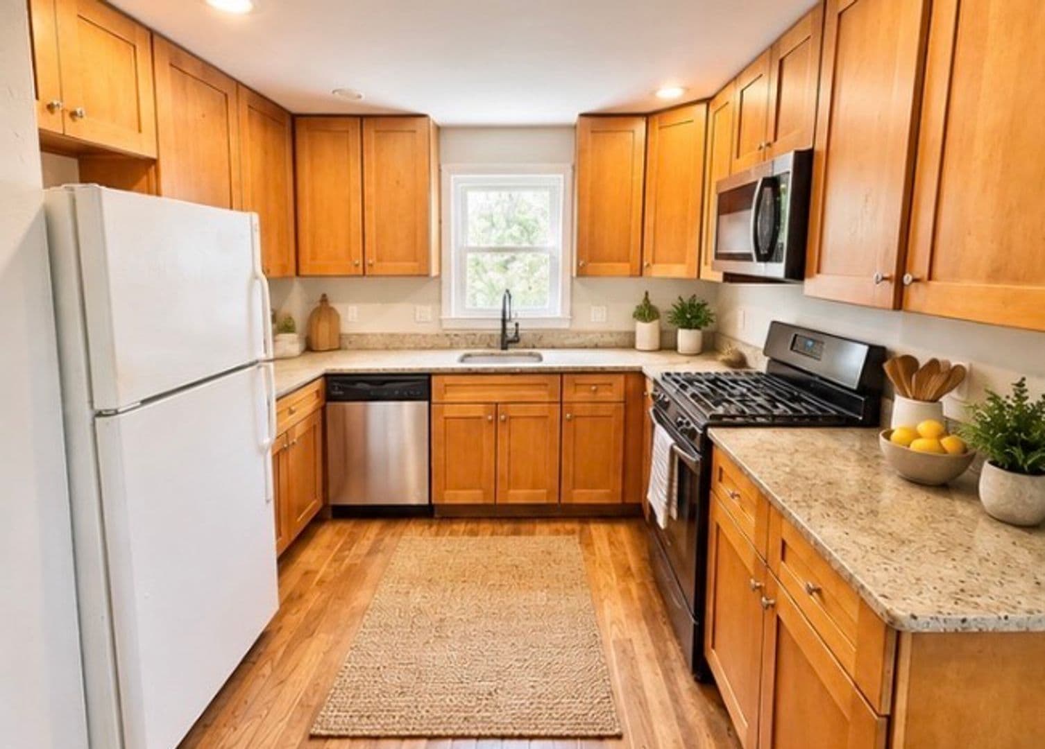 Dedham Apartment: 185 Bussey St.