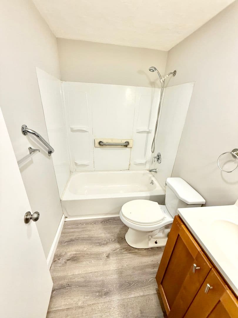 Dedham Apartment: 185 Bussey St.