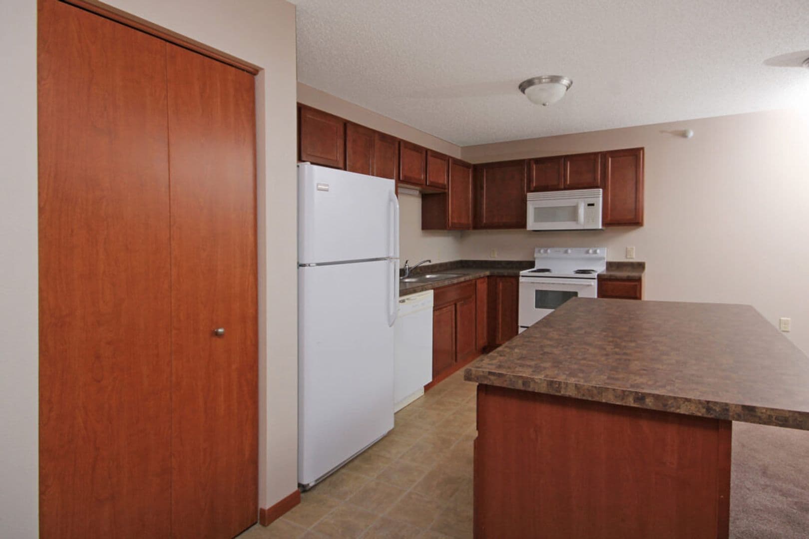 Alexandria Apartment: 4541 & 4727 Arbor Crossing SE