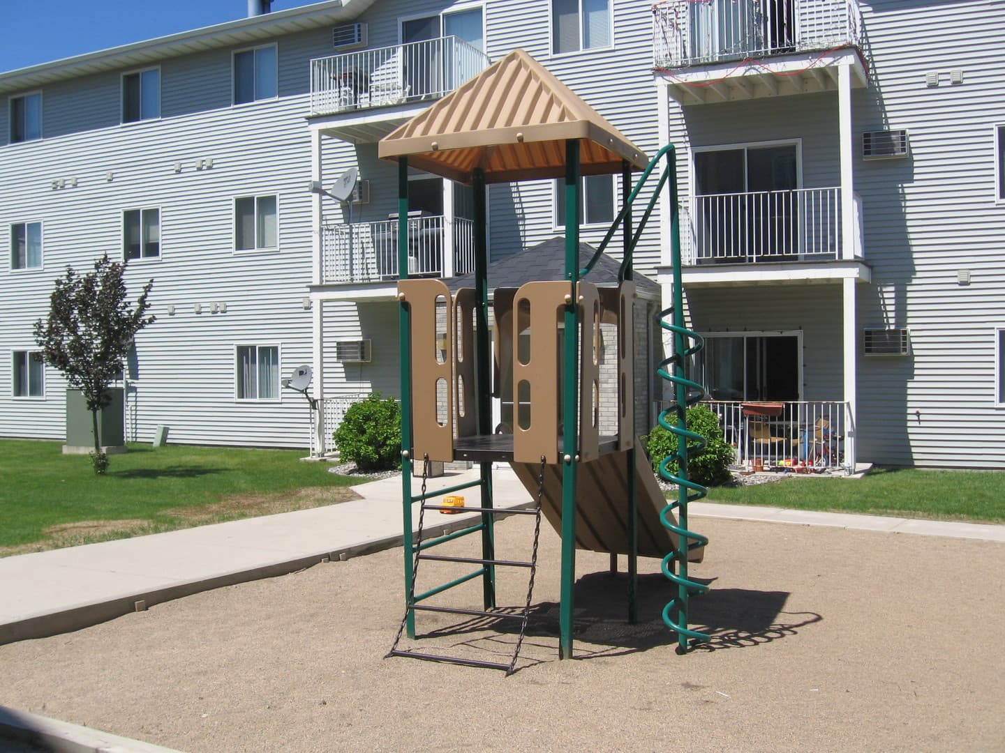 Fargo Apartment: 1910 49th St. S.