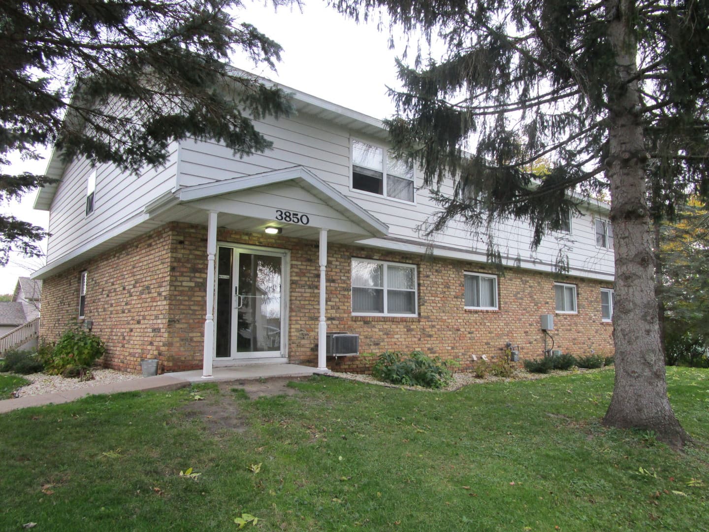 La Crosse Apartment: 3800 Cliffside Dr.