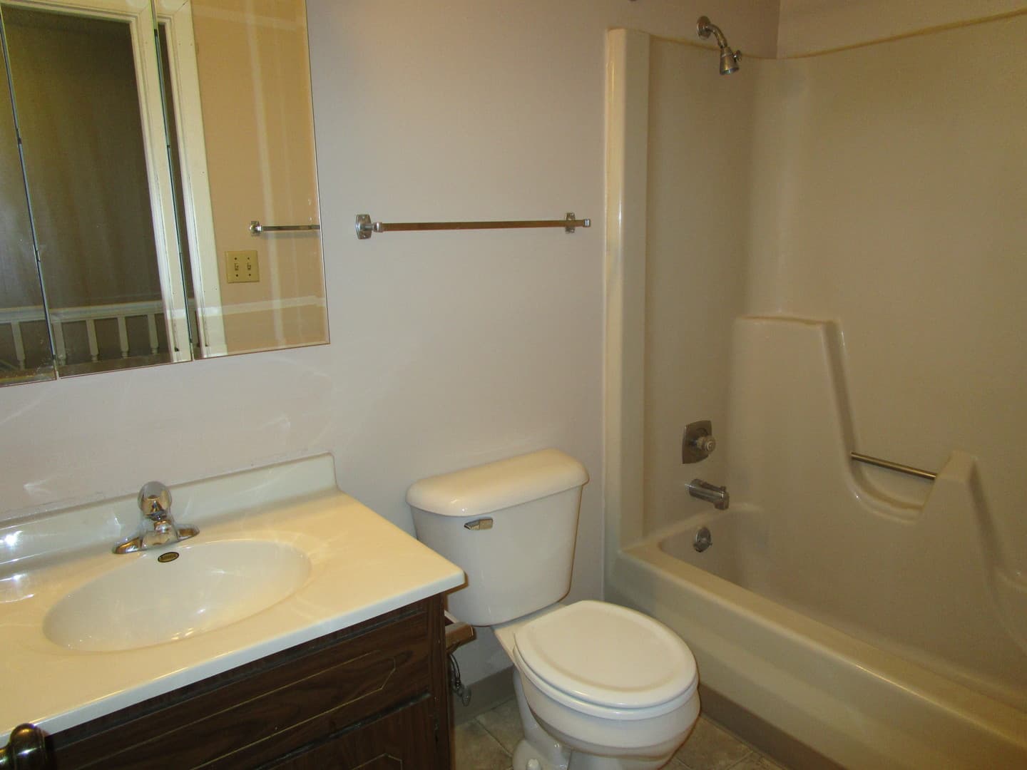 Onalaska Apartment: 220 17th Ave. N.
