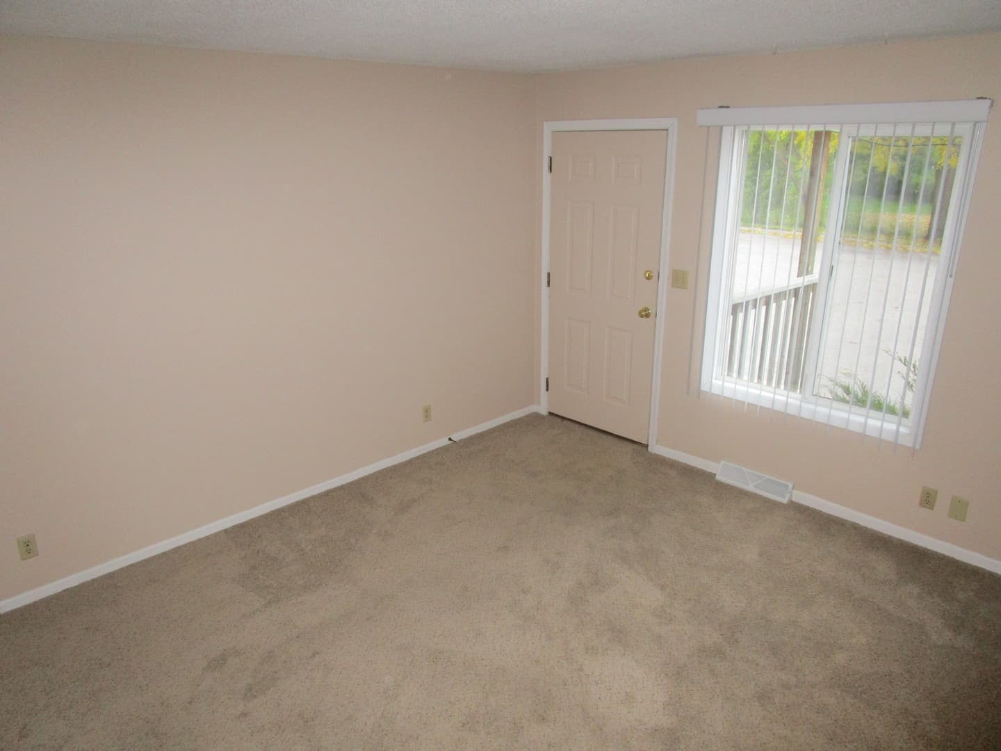 Onalaska Apartment: 220 17th Ave. N.