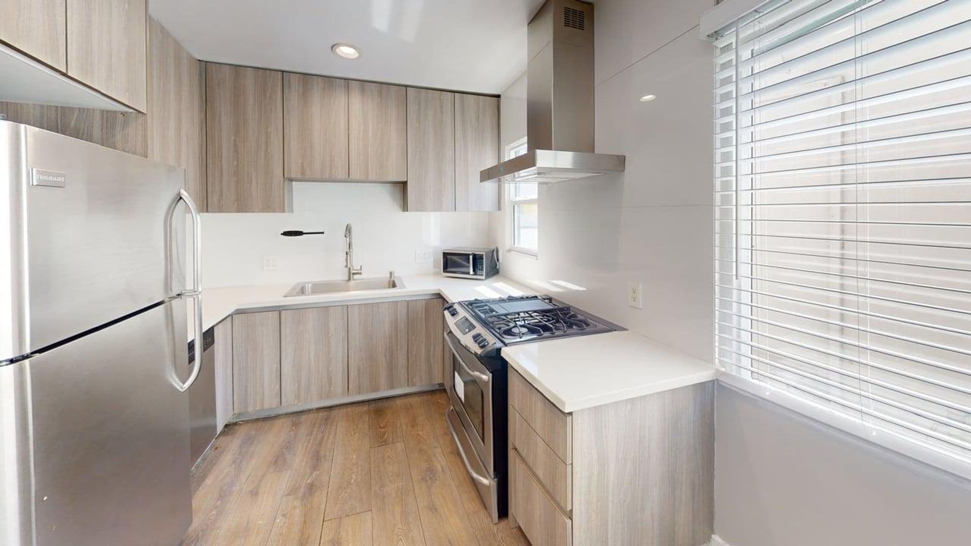 Los Angeles Apartment: 400 South Mariposa Avenue