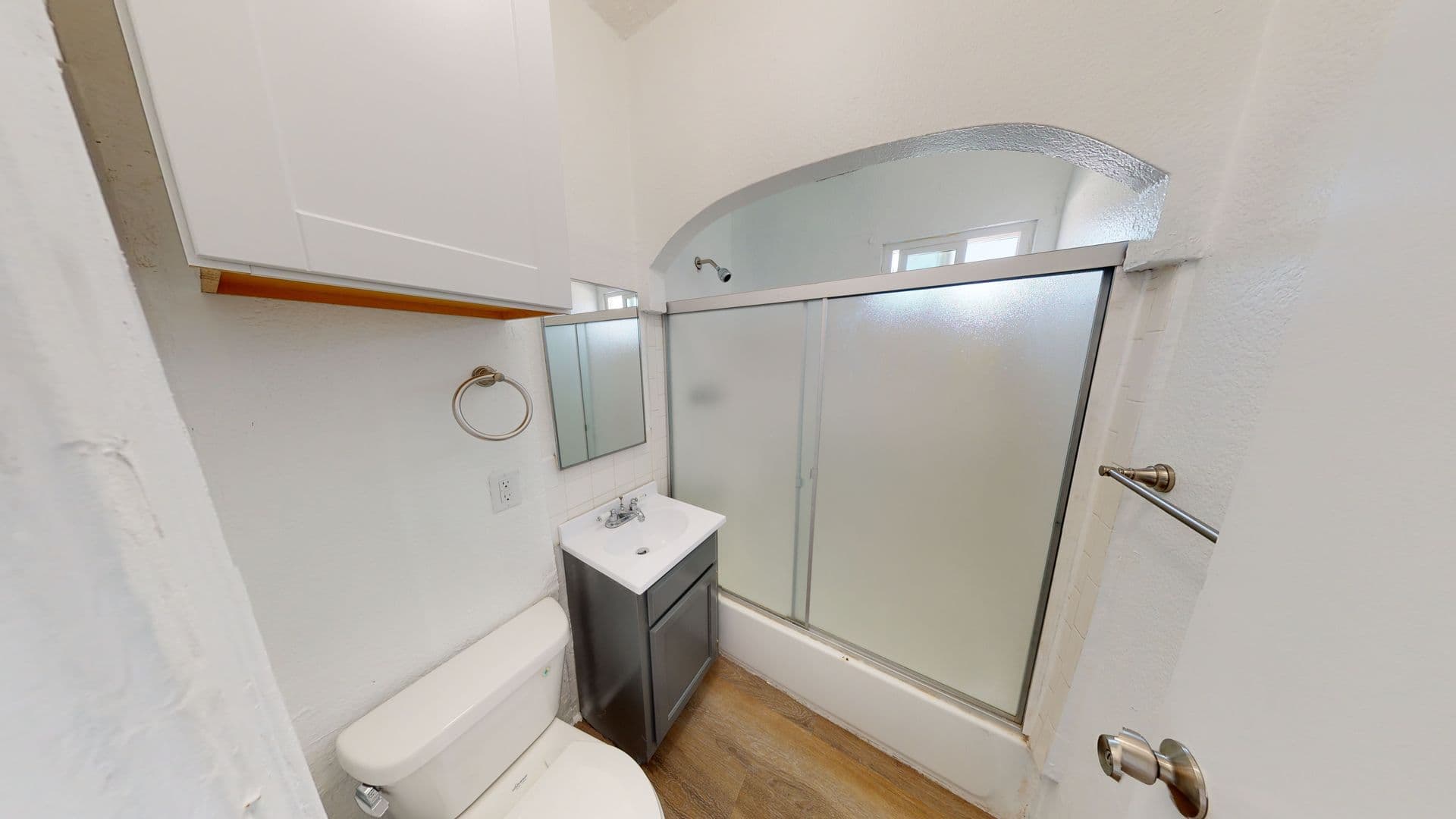 Los Angeles Apartment: 1565 South Hobart Blvd