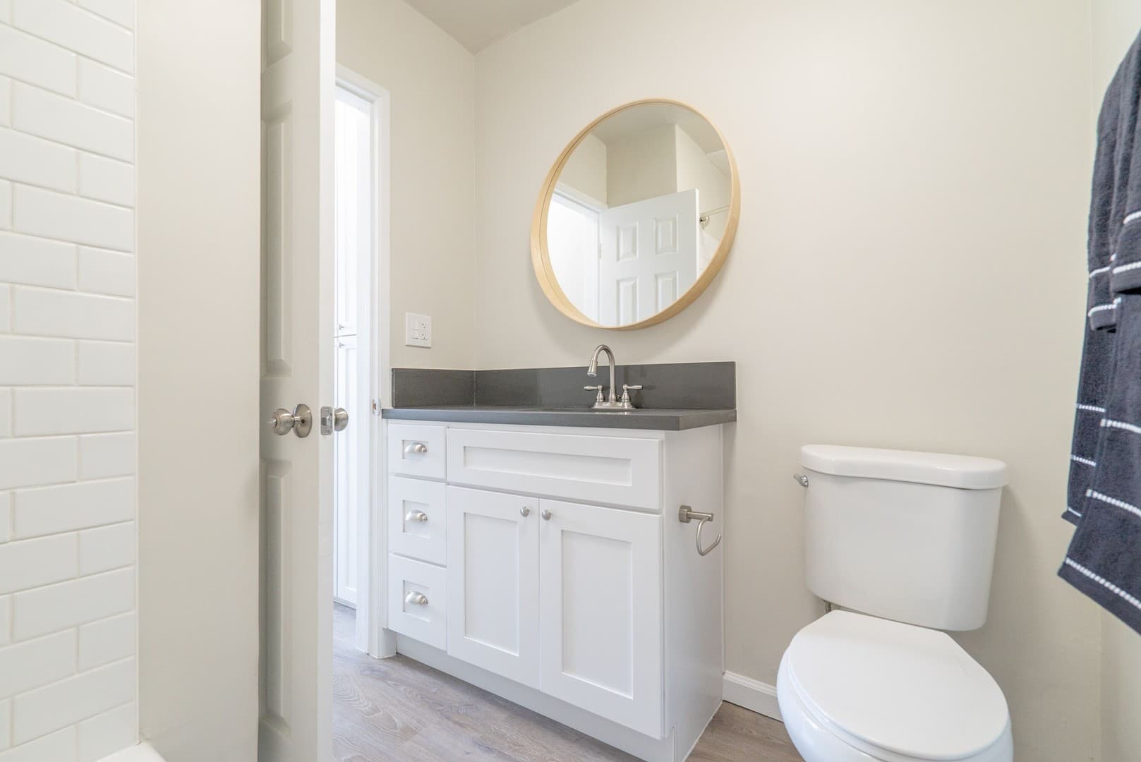 LOS ANGELES Apartment: 2155 BELLEVUE AVE.,