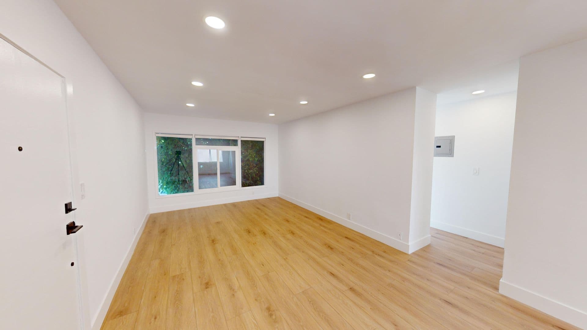West Hollywood Apartment: 943 North Gardner Street