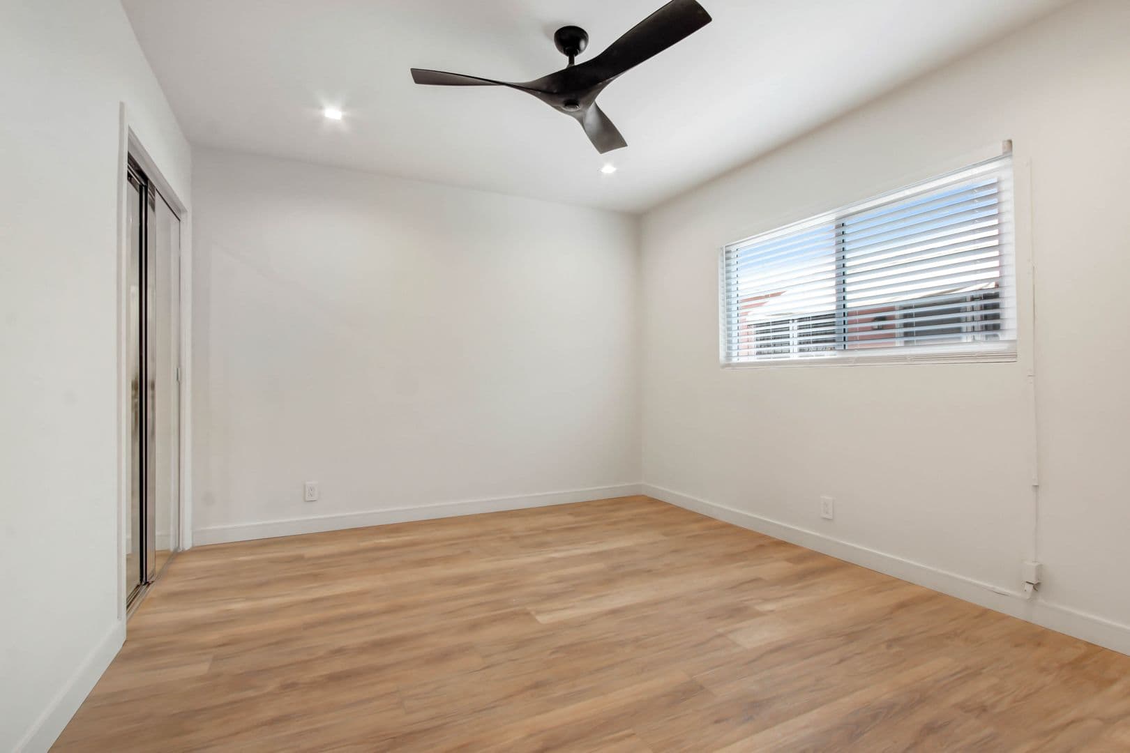 West Hollywood Apartment: 7634 Hampton Ave,