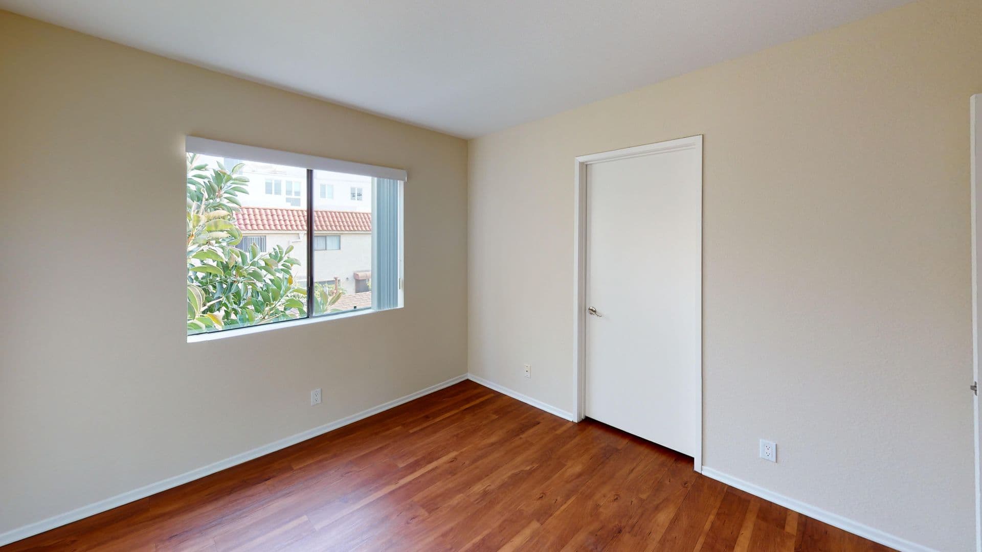 LOS ANGELES Apartment: 3974 MOORE ST.
