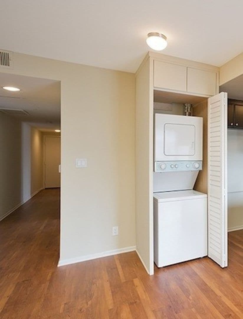 LOS ANGELES Apartment: 3974 MOORE ST.