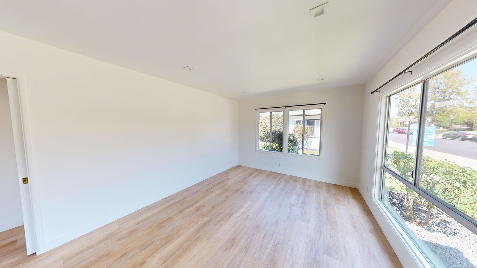 Burbank Apartment: 139 North Beachwood Drive