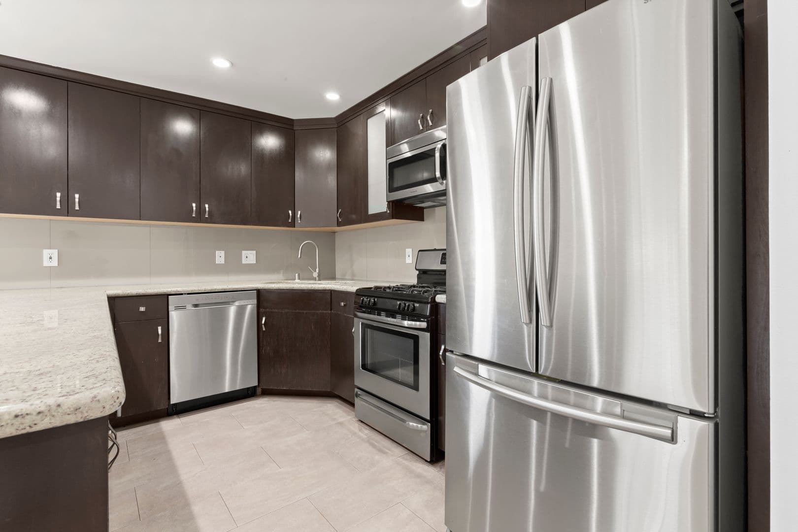 Los Angeles Apartment: 6543 Franklin Avenue